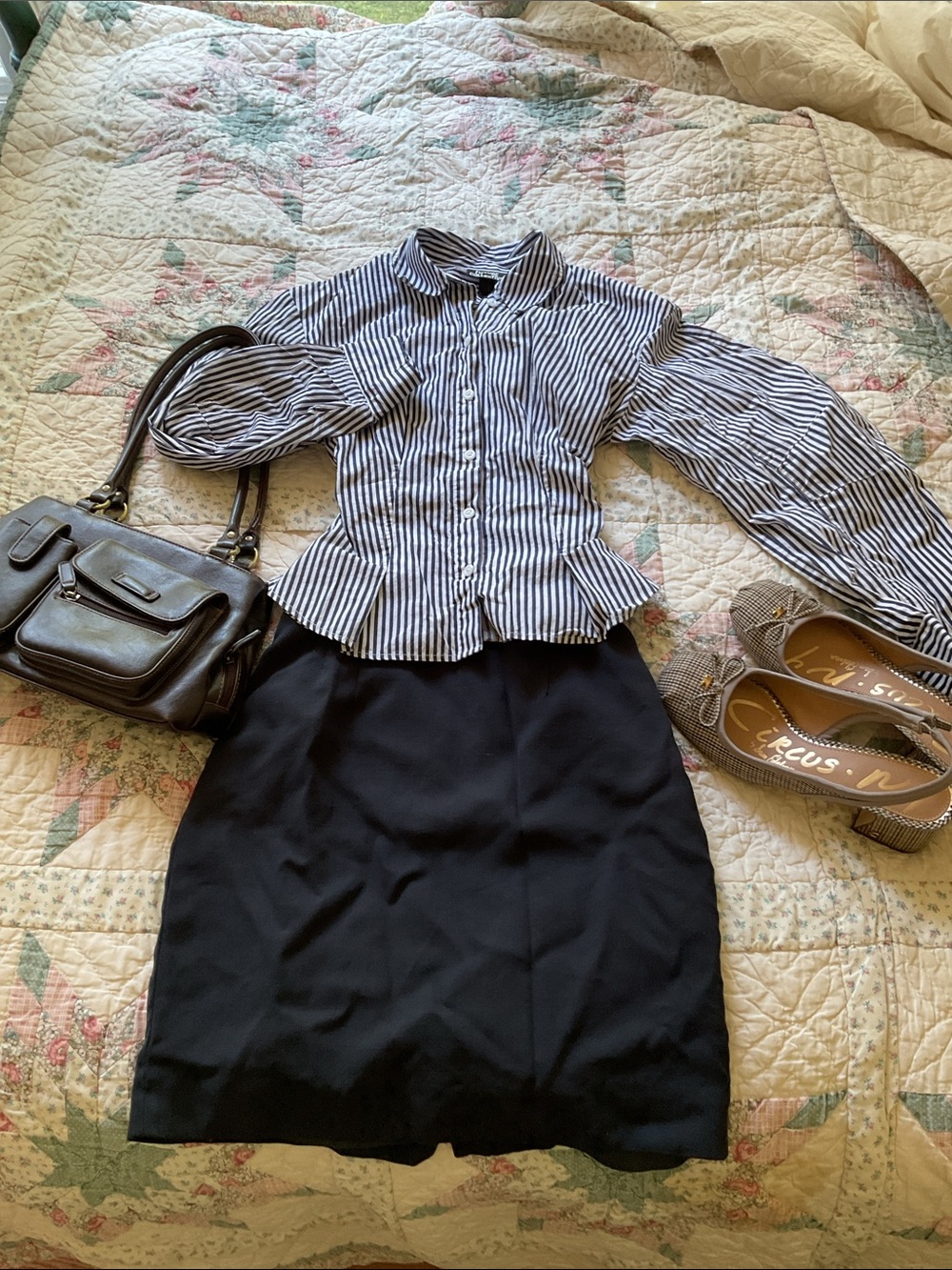 Classic women’s striped fitted button up dress shirt💙